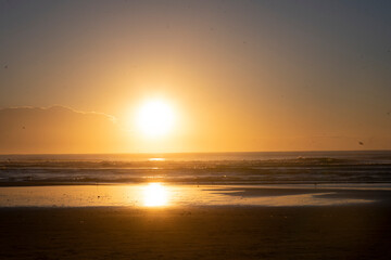 Obraz na płótnie Canvas Lindo por do sol na praia. Sol laranja no oceano. 