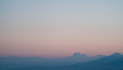 Roseo tramonto sulle azzurre montagne dell’Appennino