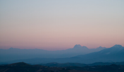 Roseo tramonto sulle azzurre montagne dell’Appennino