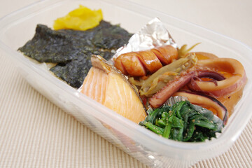 沢山のおかずが入ったお弁当