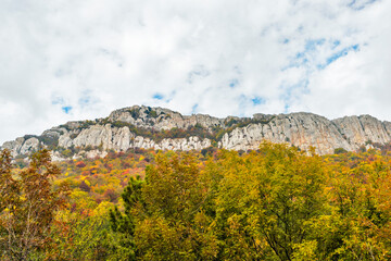 Obraz premium mountains and forests of crimea on an autumn day