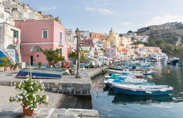 jolie vue sur le port de Corricella sur l'île de Procida dans la baie de Naples, célèbre pour...
