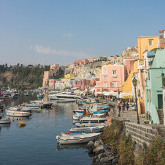 Fototapeta premium jolie vue sur le port de Corricella sur l'île de Procida dans la baie de Naples, célèbre pour ses maisons colorées