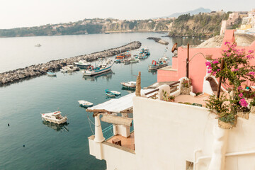 jolie vue sur le port de Corricella sur l'île de Procida dans la baie de Naples, célèbre pour ses maisons colorées