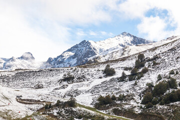 Obraz premium Vue panoramique sur le massif des Pyréennées depuis la station de ski de Guzet à Ustou, en Arriège,