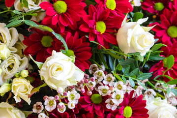 Close-up eines bunten Blumenstraußes mit weißen Rosen als festlicher Hintergrund