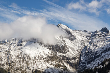 Fototapeta na wymiar Vue panoramique sur le massif des Pyréennées depuis la station de ski de Guzet à Ustou, en Arriège,