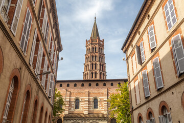 Fototapeta na wymiar La basilique Saint-Sernin de Toulouse, une des plus grandes églises romanes conservées en Europe, sur la route du pèlerinage vers Saint Jacques de Compostelle