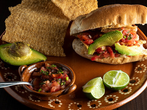 Guacamaya, torta de chicharron con salsa a la mexicana, aguacate y limon tradicional de leon guanajuato.
