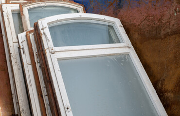Fototapeta na wymiar Alte Fenster in einem Container