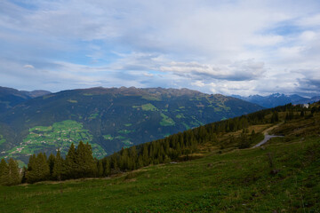 Naklejka premium Auf der Zillertaler Höhenstraße in Österreich im Herbst 
