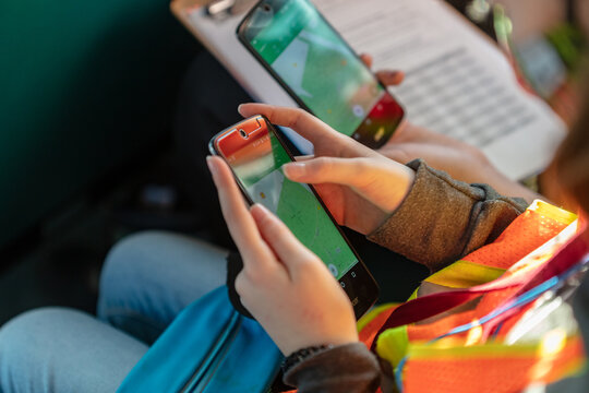 Deux cellulaire avec une application GPS 