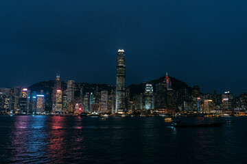 Obraz premium Hong Kong Island Cityscape at night from across the harbor.