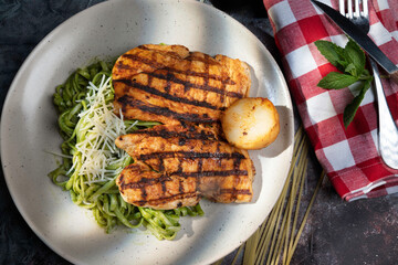 tallarines verdes con filete de pollo