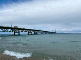Obraz premium Mackinac Bridge in October from State Park in Mackinac City