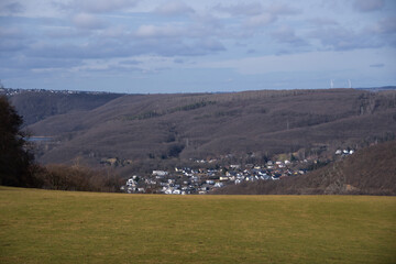 Obraz premium The view from above with a view of Heimbach and the Rur in the Eifel