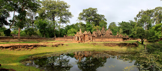 Fototapeta na wymiar View of the beautiful Hindu temple of Banteay Srei, Cambodia 