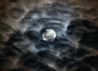Obraz na płótnie Canvas foto da Lua com as nuvens