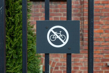 schwarzes Schild Fahrrad verboten
