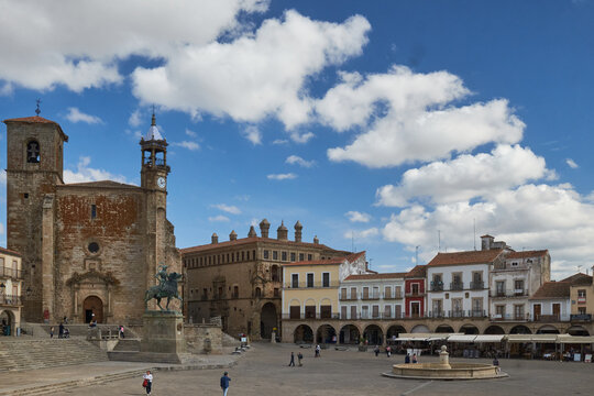 Portals, church of San Martin and equestrian statue of Francisco Pizarro in Plaza Mayor de Trujillo (Caceres). Work of the American sculptor Charles Casy Rumsey.
