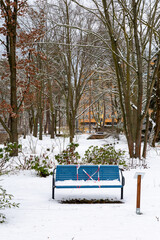 Parkbank im Winter mit Absperrband gesichert