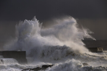 Fototapeta na wymiar big wave during a storm in Porto, Portugal