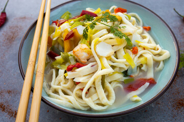 Noodles aux saint-jacques et légumes