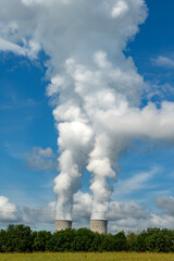 Nuclear cooling towers turn steam into clouds