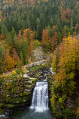 Couleurs d'automne au saut du Doubs, une chute de 27 m&egrave;tres de hauteur sur le Doubs, &agrave; Villers-le-lac, en Franche-Comt&eacute;, &agrave; la fronti&egrave;re entre la France et la Suisse