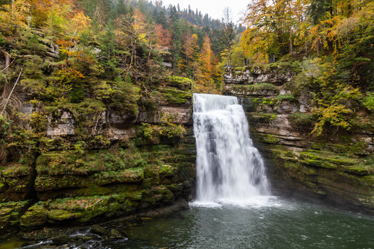 Couleurs d'automne au saut du Doubs, une chute de 27 m&egrave;tres de hauteur sur le Doubs, &agrave; Villers-le-lac, en Franche-Comt&eacute;, &agrave; la fronti&egrave;re entre la France et la Suisse