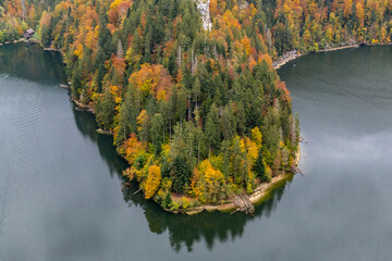 Couleurs d'automne sur les bassins du Doubs, à Villers-le-lac, en Franche-Comté, à la frontière...