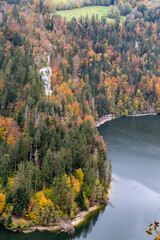 Couleurs d'automne sur les bassins du Doubs, à Villers-le-lac, en Franche-Comté, à la frontière...