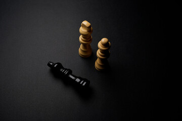 fichas del ajedrez negras y blancas 