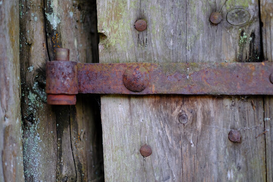 Rostiges Scharnier an einer Holzt&uuml;r