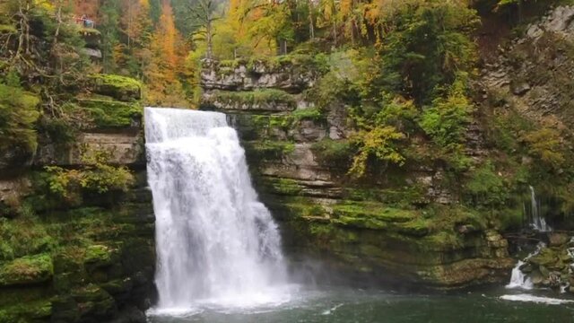 Couleurs d'automne au saut du Doubs, une chute de 27 m&egrave;tres de hauteur sur le Doubs, &agrave; Villers-le-lac, en Franche-Comt&eacute;, &agrave; la fronti&egrave;re entre la France et la Suisse