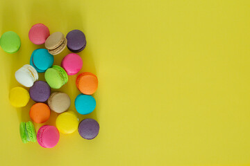 Obraz premium Sweet colorful macaroons on yellow background