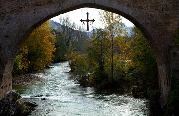 Fototapeta na wymiar Puente Romano, Río Sella, Cangas de Onís, Parque Nacional Picos de Europa, Asturias.