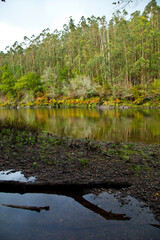 Obraz premium Río Navia, Pueblo Cacabellos, Asturias