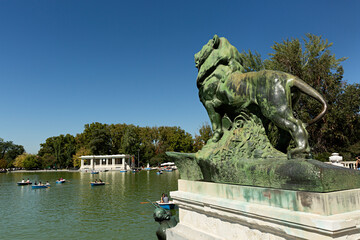 Escultura de bronce en el estanque del Retiro, Madrid.
