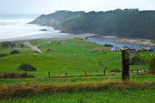 Playa de Cueva, Desembocadura del R&iacute;o Esva, Canero, Asturias