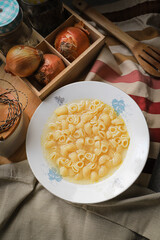 Sopa caliente en la mesa. Tipica sopa española