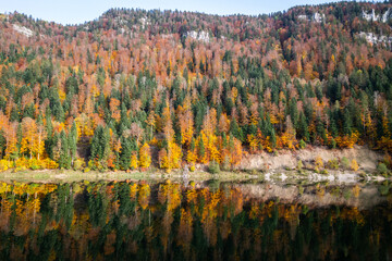 Paysage d'automne au barrage du Châtelot, sur le cours du Doubs à la frontière entre la France et la Suisse