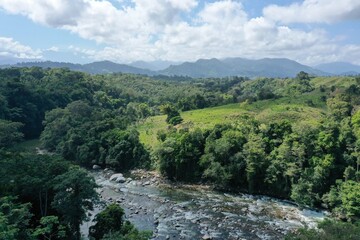 Fototapeta na wymiar Montañas y ríos de la Sierra Nevada de Santa Marta, Colombia 
