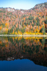 Paysage d'automne au barrage du Châtelot, sur le cours du Doubs à la frontière entre la France et la Suisse