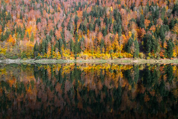Paysage d'automne au barrage du Châtelot, sur le cours du Doubs à la frontière entre la France et la Suisse