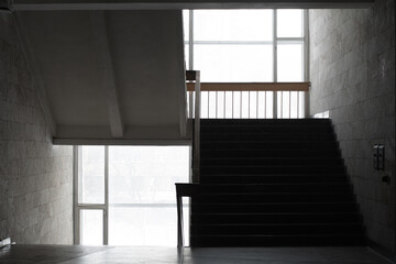 Obraz premium Empty minimalist staircase in soviet modernism style interior. In the afternoon with a white background outside the windows.