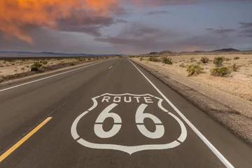 Gordijnen Historisch Route 66 stoepbord met avondrood in de buurt van Amboy in de Californische Mojave-woestijn. © trekandphoto