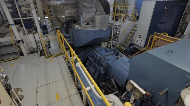 Gear of shaft generator next to main engine of vessel