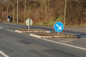 Verkehrsinsel, Verkehr, Straßenverkehr, Straßenschild, Pfeile, Straße, Überweg