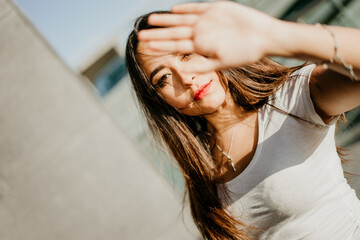 Mujer y sol en rostro